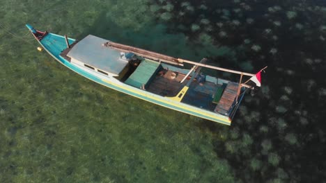 Primer-Plano-De-Un-Dron-De-Un-Barco-Pesquero-En-Belitung-Indonesia,-Aéreo