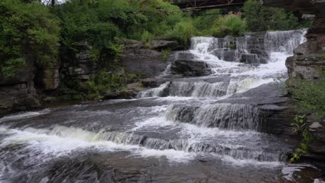 tanner falls en el norte de pennsylvania como se ve desde abajo en el horario de verano