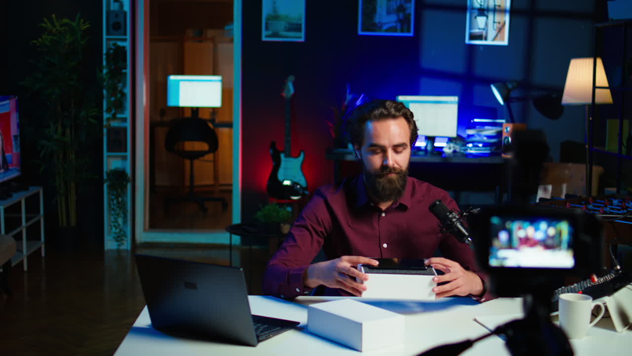 gurú de la tecnología que utiliza una cámara profesional para filmar la revisión de la tecnología de un nuevo teléfono móvil