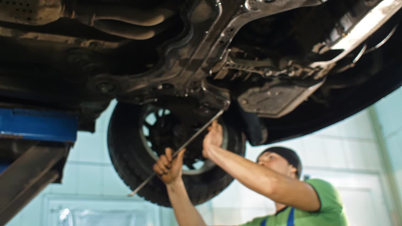 el mecánico inspecciona el coche.