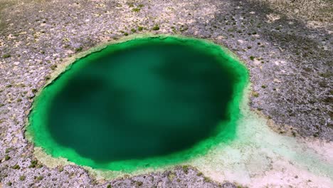 Flug-über-Das-Blue-Hole-Der-Bahamas,-Luftaufnahme-Des-Ozeans