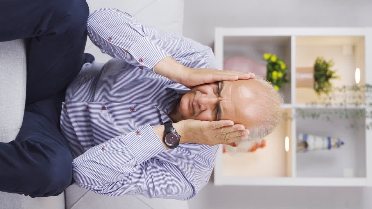 나쁜 기억을 기억하고 화를 내는  ⁇ 은이의 수직 비디오입니다.