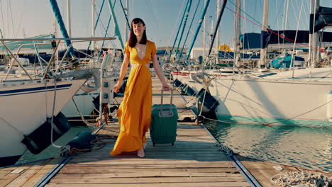 Viaje-En-Barco,-Maleta-Y-Viento-Con-Una-Mujer.