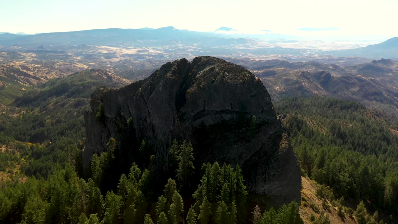 오리건주 남부에 있는 파일럿 암석의 조감도