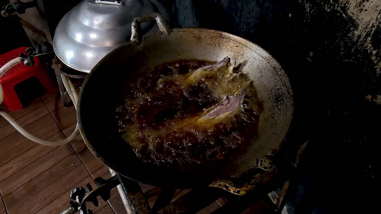 가스 스토브 위 에 있는 팬 에서 스테이크 를 조리 하는 것