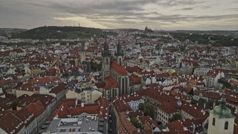 Praga-Chequia-Antena-V108-Sobrevuelo-Bajo-En-La-Plaza-De-La-Ciudad-Vieja-Que-Captura-La-Catedral-Gótica,-El-Reloj-Astronómico,-El-Paisaje-Urbano-Histórico-Y-El-Castillo-En-La-Cima-De-Una-Colina-Al-Fondo---Filmado-Con-Cine-Mavic-3---Noviembre-De-2022