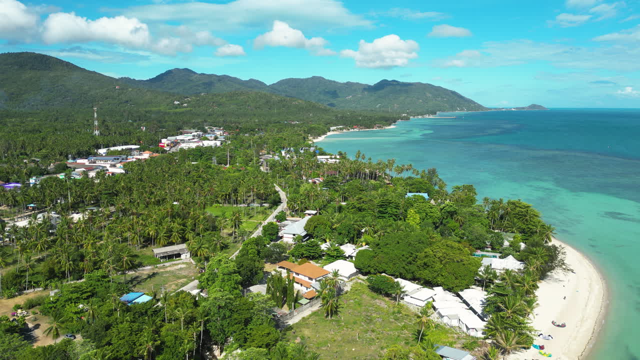 koh phangan의 아름다운 해안 위의 4k 항공기