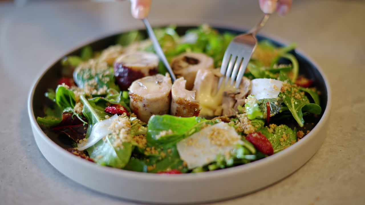 Healthy green salad with lettuce and chicken