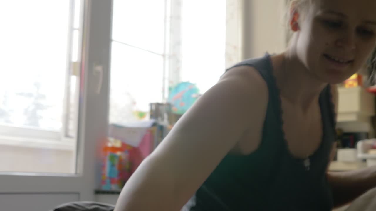 벌거벗은 아기 소녀가 놀고 있다