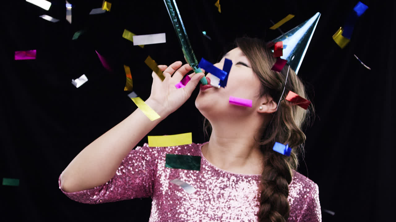 아시안 소녀 파티 블로버 느린 동작 사진 부스