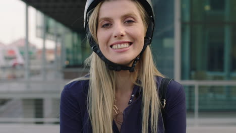 Atractiva-Joven-Rubia-Retrato-De-Un-Lindo-Pasante-De-Negocios-Sonriendo-Alegre-Usando-Casco-De-Seguridad-Disfrutando-Del-Estilo-De-Vida-Urbano