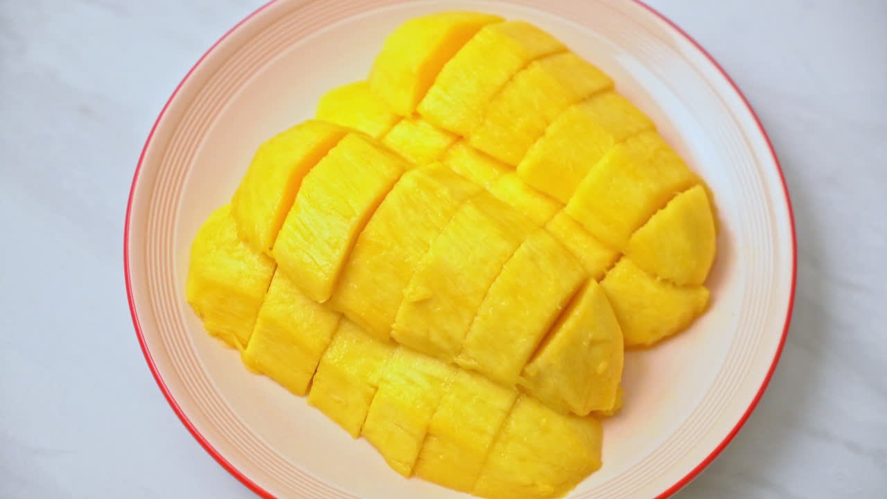 mango fresco y dorado cortado en un plato