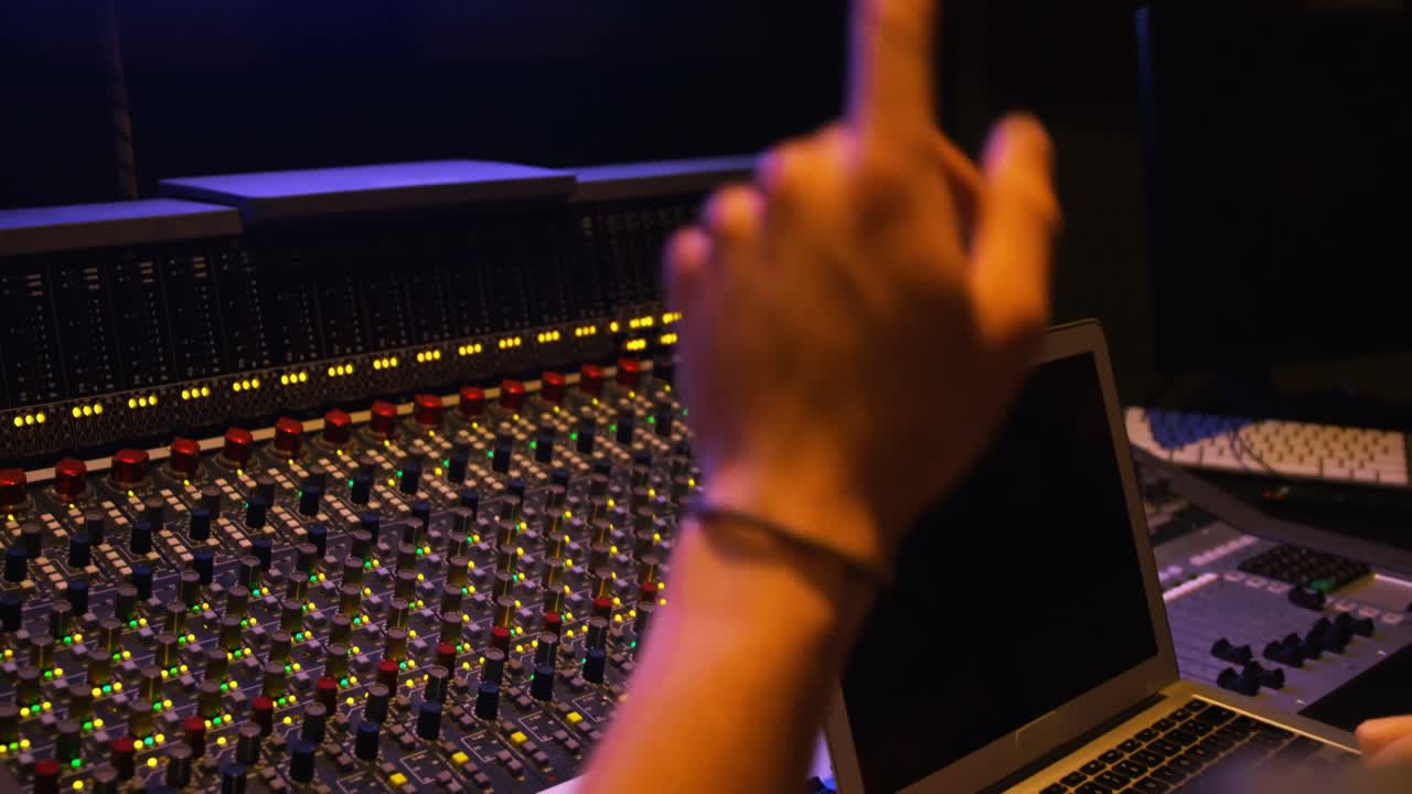 사운드를  ⁇ 싱하는 동안 노트북을 사용하는 오디오 엔지니어