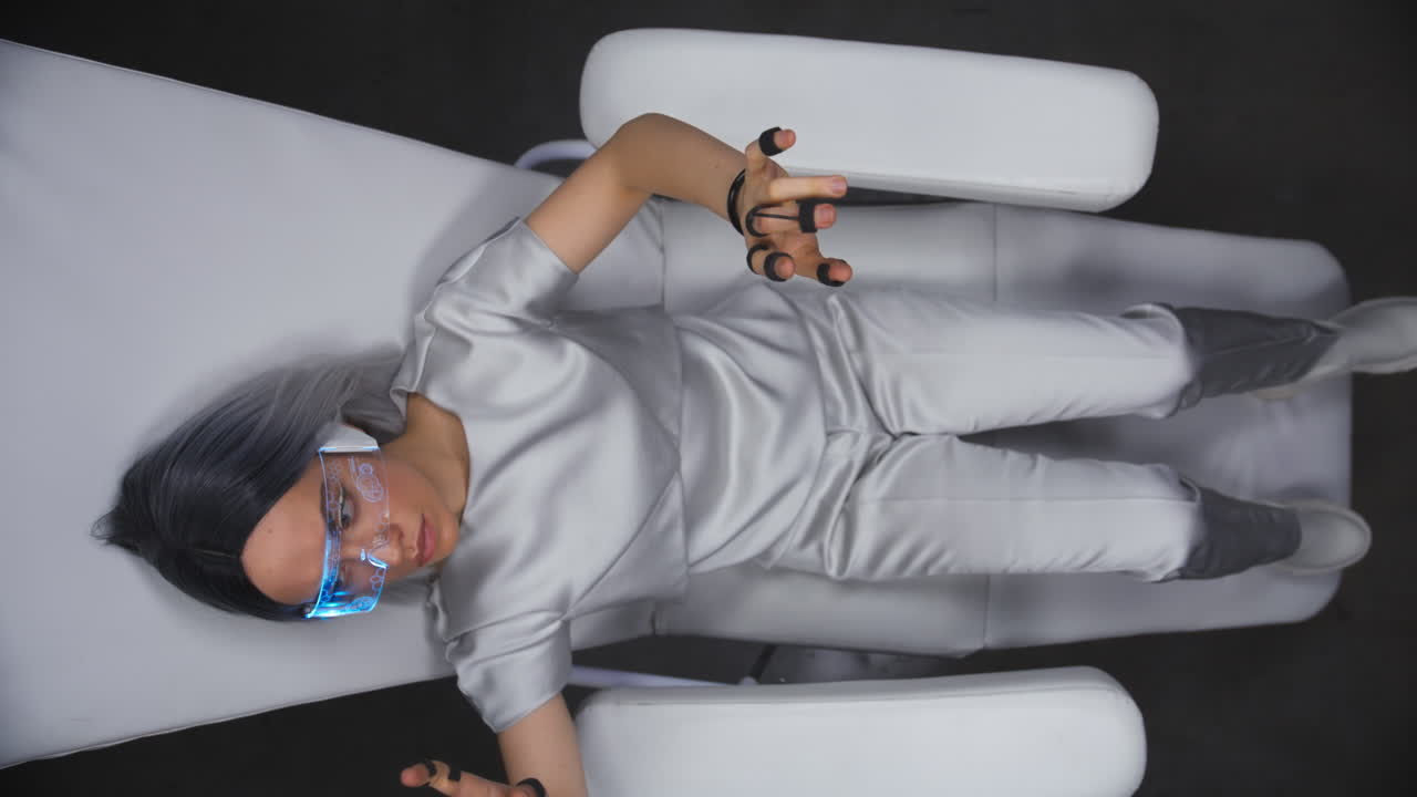 el sensor adolescente toca la pantalla invisible el zoom hacia afuera. el jugador hace gestos metaverso