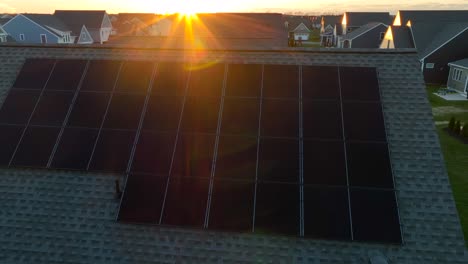 paneles solares en el techo de pizarra inclinado durante la puesta de sol de la hora dorada