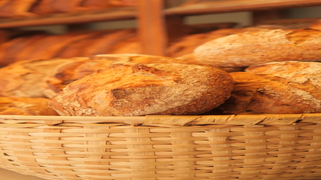 pan recién horneado en una canasta