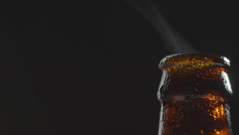 cierre de gotas de condensación en el cuello de la botella de cerveza fría o bebida gaseosa con vapor de agua después de la apertura 2