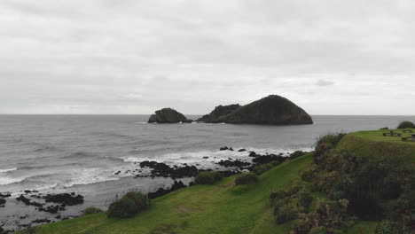 Ilheu-De-Vila-Franca-An-Der-Südküste-Der-Insel-São-Miguel,-Auf-Den-Azoren,-Portugal---Panoramische-Luftaufnahme-Mit-Kran