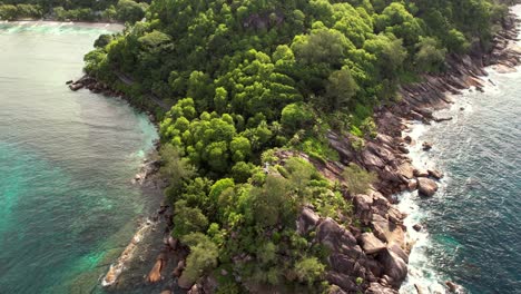 Revela-Una-Toma-De-Drones-De-Colinas-Y-Rocas-De-Granito,-Una-Cruz-Blanca,-Una-Carretera-Asfaltada-Y-Agua-Turquesa-En-La-Playa-De-Baie-Lazare,-Mahe-Seychelles-30fps