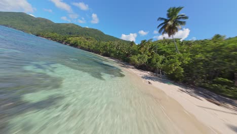 Muchos-Arrecifes-De-Coral-Bajo-El-Agua-En-La-Bahía-De-Ermitano-Durante-El-Día-Soleado