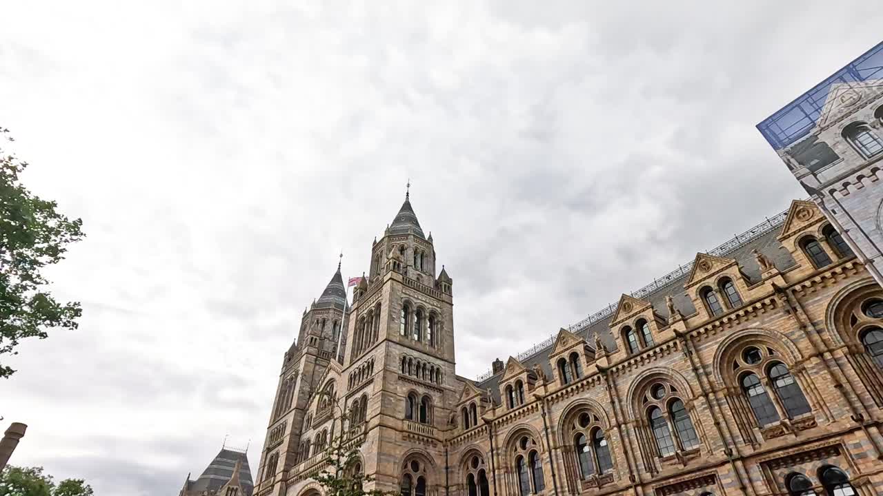 방문객은 역사적인 박물관 외관을 탐험합니다.