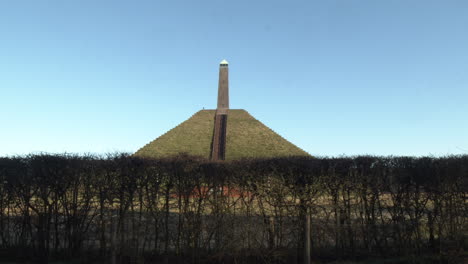 incline hacia arriba hasta el monumento a la pirámide de austerlitz contra un cielo azul brillante