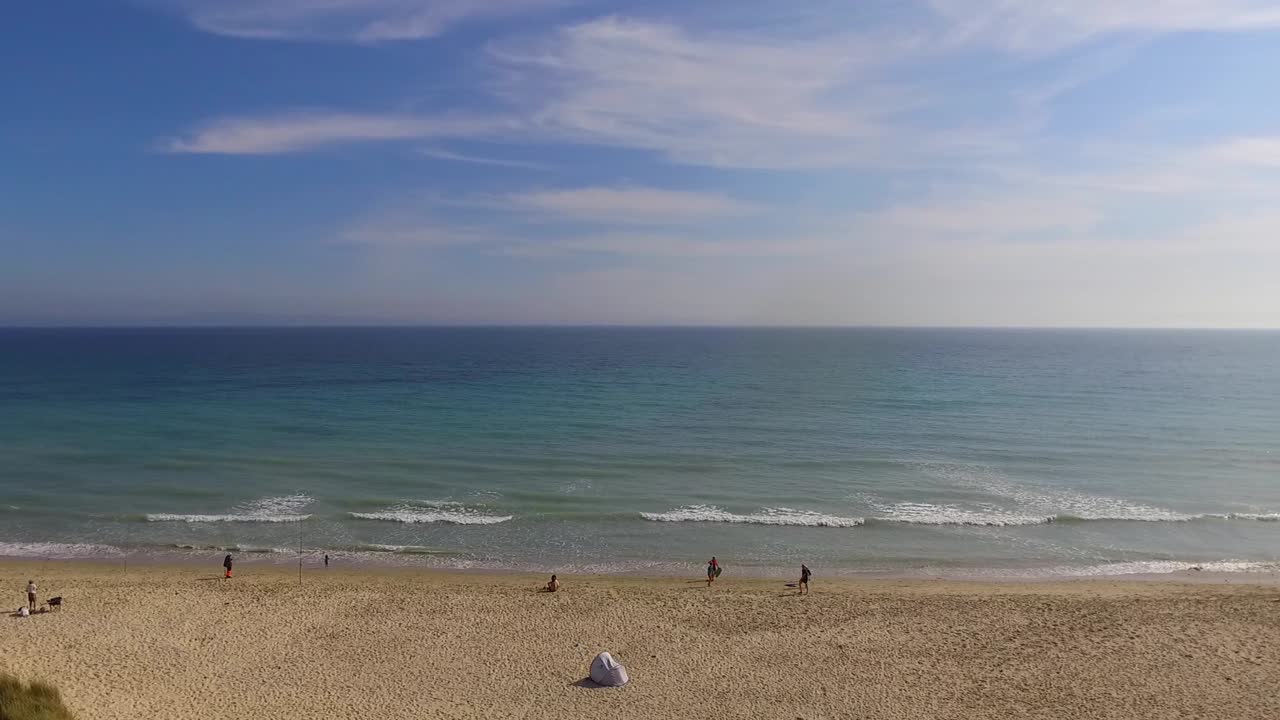 해안선의 아름다운 패닝 뷰