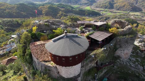 torre medieval con muros de piedra del castillo de petrela se encuentra orgullosamente en lo alto de un afloramiento rocoso, enmarcado por majestuosas montañas