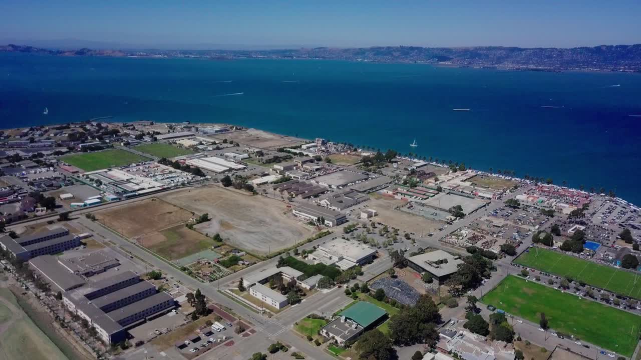 청록색 푸른 바다 파도 카메라로 둘러싸인 보물섬 샌프란시스코 베이 지역의 4k 공중 드론 전망이 내부로 이동합니다.