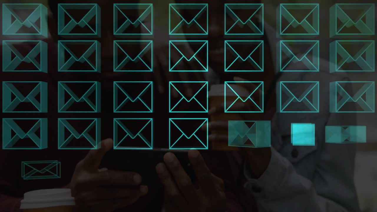 animación de iconos de mensajes sobre una pareja afroamericana usando un teléfono inteligente juntos en una cafetería