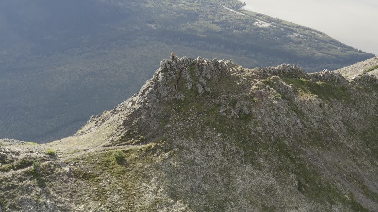 вид с воздуха на ледяное поле хардинг в горах кенай на аляске, вершина горного гребня, пешеходная тропа в отдаленной дикой местности
