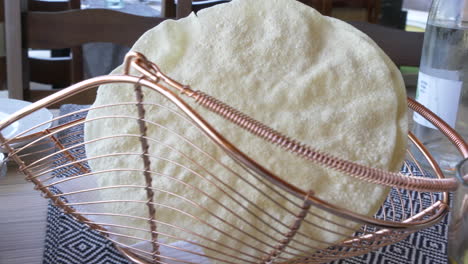video en cámara lenta de poppadoms indios