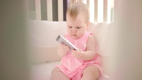 Baby-Spielt-Mit-Smartphone.-Kleines-Mädchen,-Das-Zeichentrickfilme-Auf-Dem-Handy-Anschaut