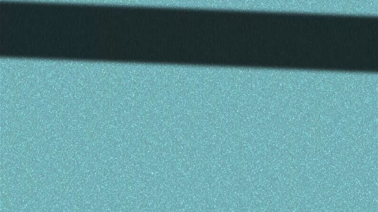 4k ループの歪み 壊れたビデオ 黒い背景のアニメーションにグリッチ 画像ノイズ