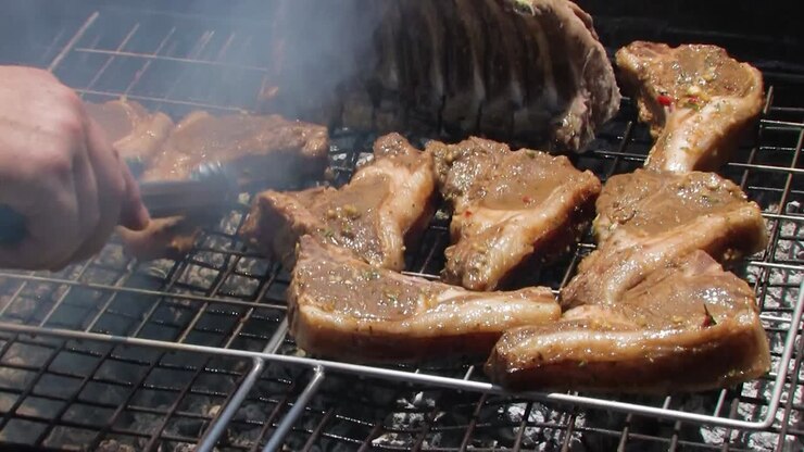 Memasak potongan daging di Panggangan atau Barbeku