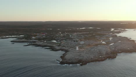 Disparo-De-Un-Dron-Del-Amanecer-En-La-Ensenada-De-Peggy-En-Nueva-Escocia,-Canadá