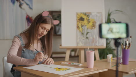 mujer pintando un girasol - tutorial de arte en línea