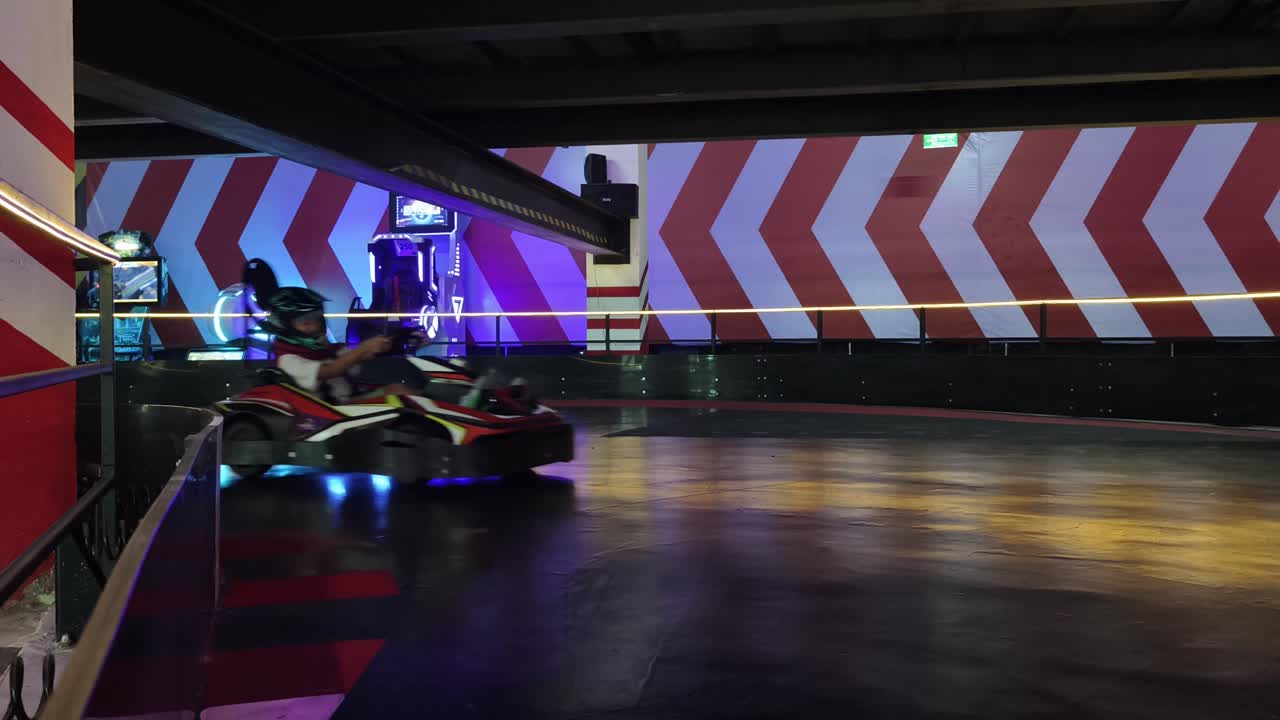 레이서 들 이 있는 실내 고카트 트랙