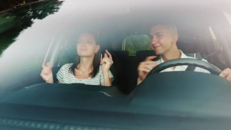 una pareja joven viaja en un coche