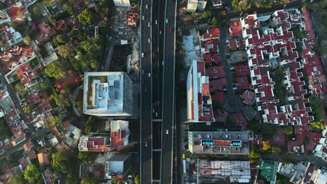 Automóviles-De-Cercanías-Que-Circulan-Por-La-Autopista-Interestatal,-Segundo-Piso-Periférico-En-La-Ciudad-De-México---Vista-Aérea-De-Arriba-Hacia-Abajo