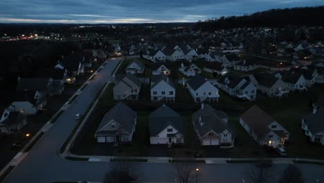 Toma-Aérea-De-Un-Camión-De-Un-Barrio-Oscuro-Por-La-Noche.