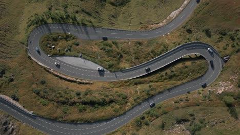 vista de arriba hacia abajo de drones de la famosa carretera alpina de grossglockner