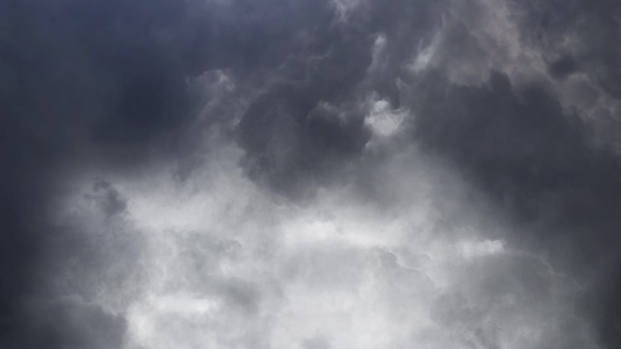 뇌우, 어두운 구름 속에서 밝은 번개의 빛