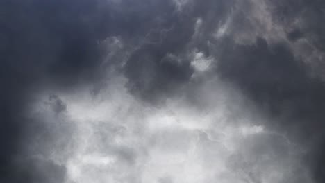 tormenta, relámpagos brillantes brillan en un nublado oscuro