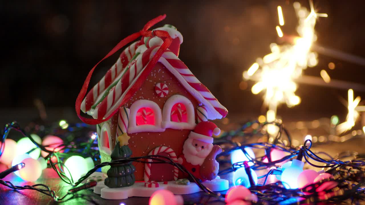 la casa de juguetes de navidad con la guirlanda.