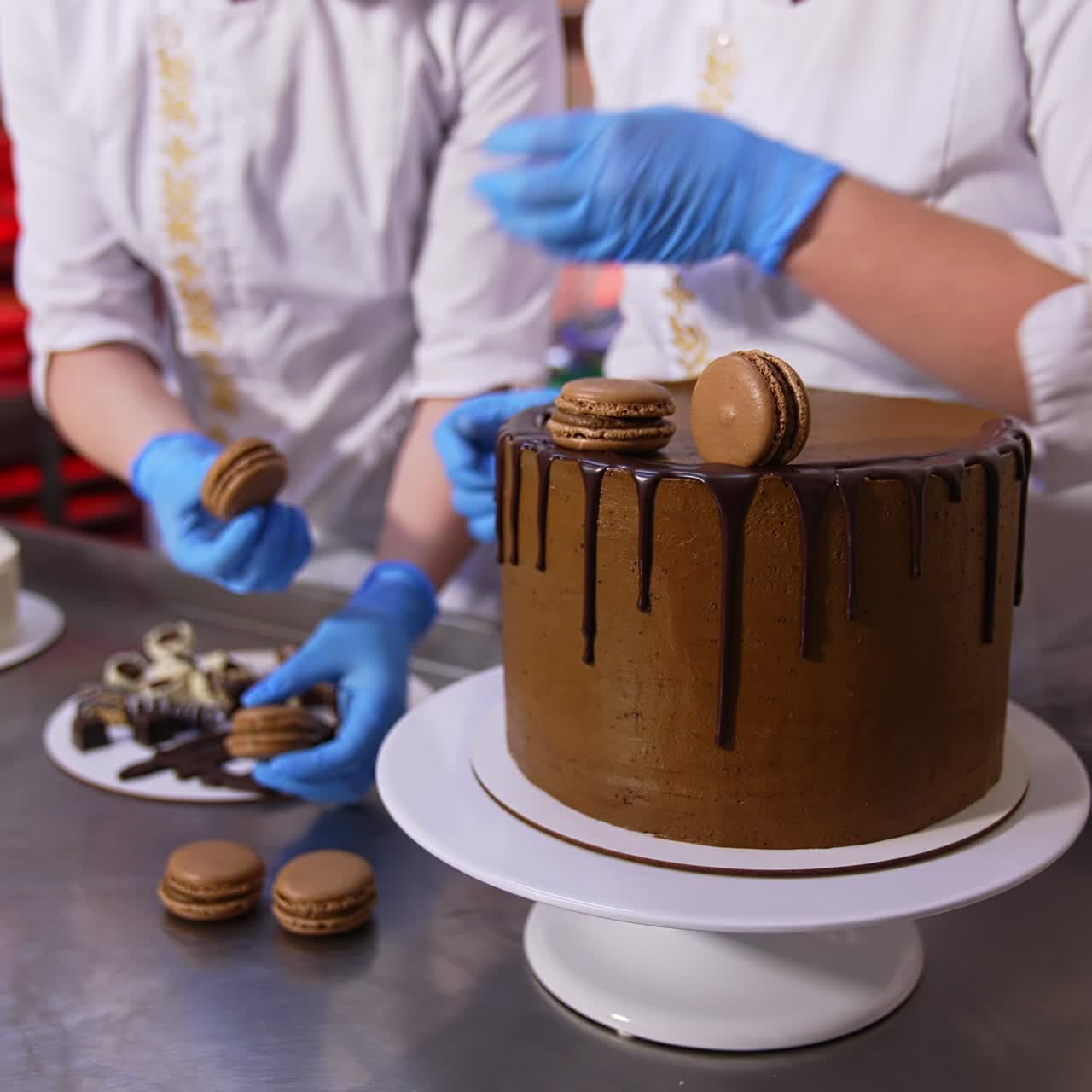 Decoração de bolo de chocolate grande e bonito na confeitaria. Confeiteiro coloca os macarons na cobertura do bolo. Close-up