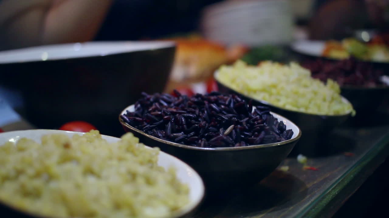 불구르 요리. 아시아 다이어트 음식. 건강한 채식주의 음식. 요리 된 불구르 식사