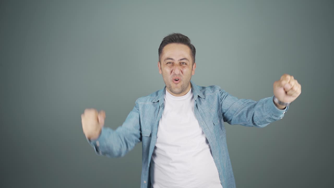 el hombre feliz se regocija.