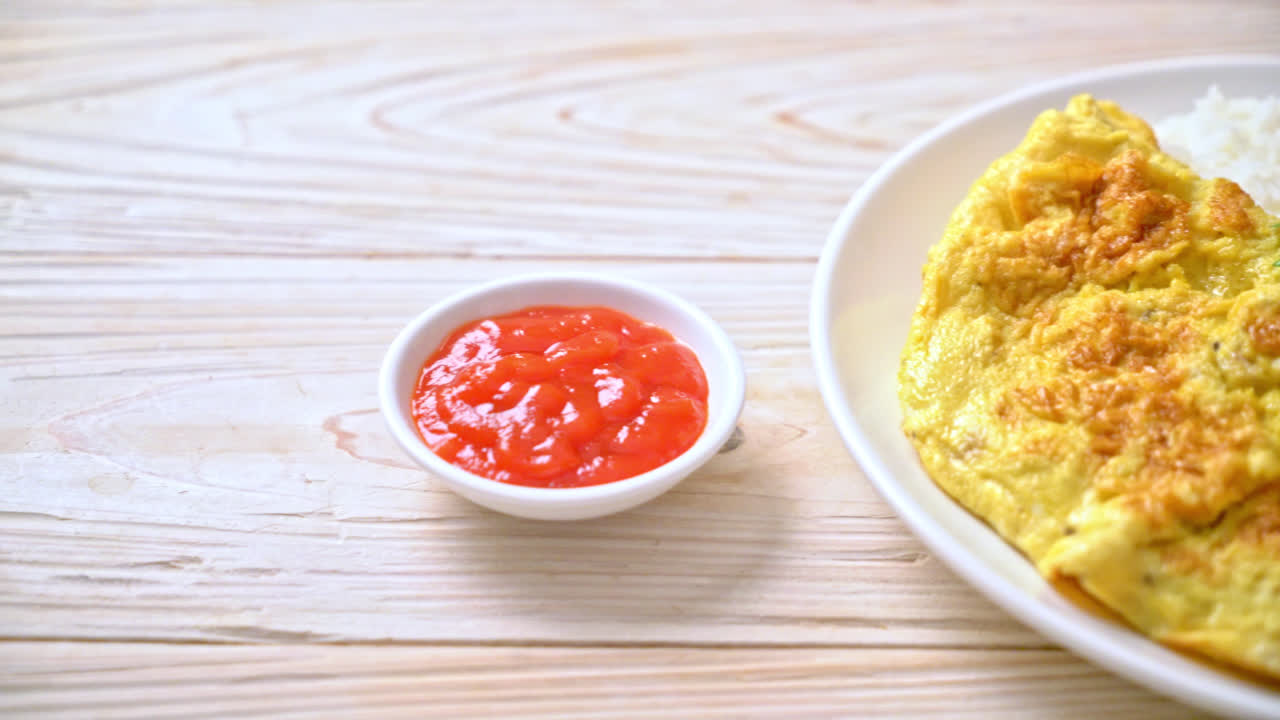 쌀과 케첩을 곁들인 오믈렛 또는 오믈렛