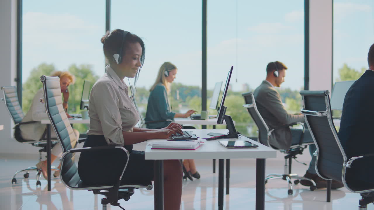 바쁜 콜 센터 사무실 장면